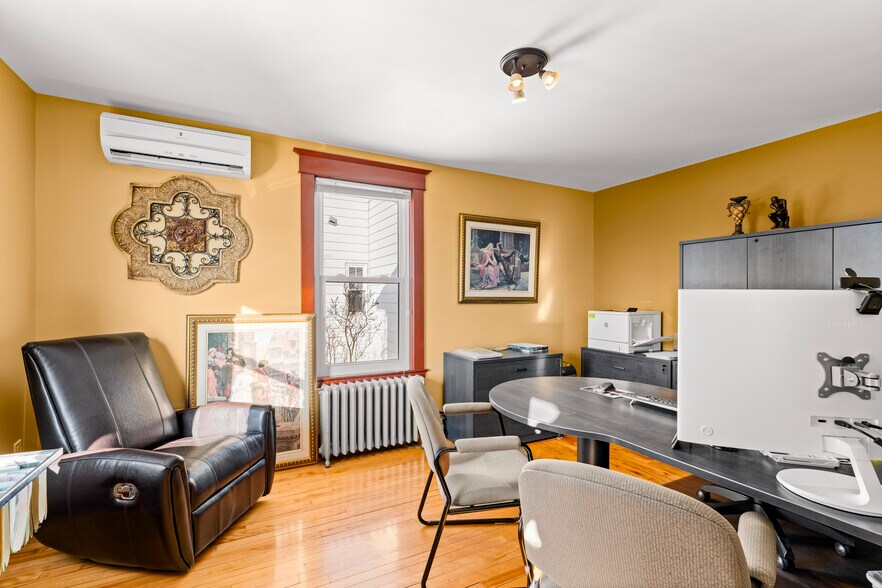 More Photos Of 531 Rue Du Conseil, Sherbrooke Office For Sale