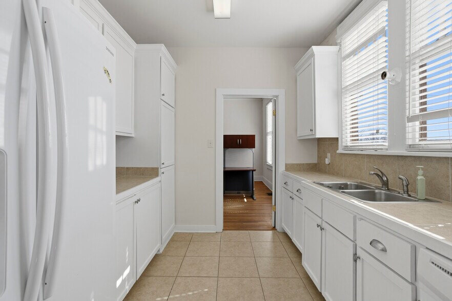 More Photos Of 629 Jefferson St, Jackson Office For Sale