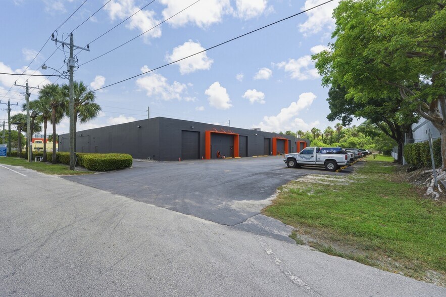 More Photos Of 2968 Ravenswood Rd, Fort Lauderdale Warehouse For Lease