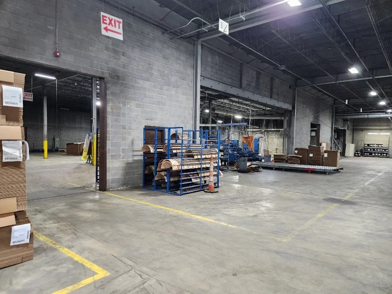 More Photos Of 10901 Carpet St, Charlotte Warehouse For Lease