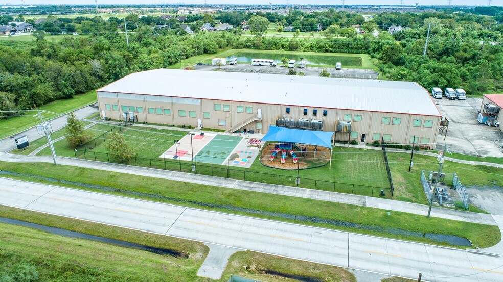 More Photos Of 2705 Dickinson Ave, League City Warehouse For Lease