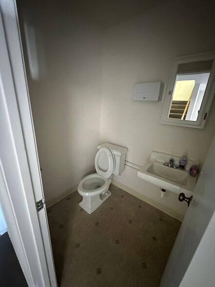 More Photos Of 711 W 17th St, Costa Mesa Warehouse For Sale