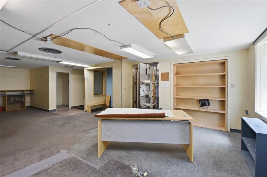 More Photos Of 10310 Aurora Ave N, Seattle Warehouse For Sale