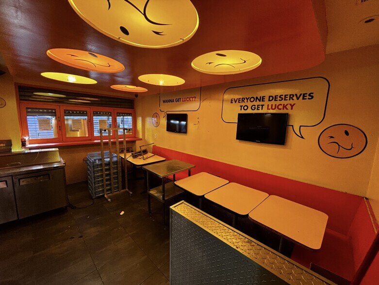 More Photos Of 370 W 52nd St, New York Apartments For Lease