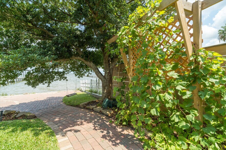 More Photos Of 804 Bay Ave, Kemah Specialty For Sale