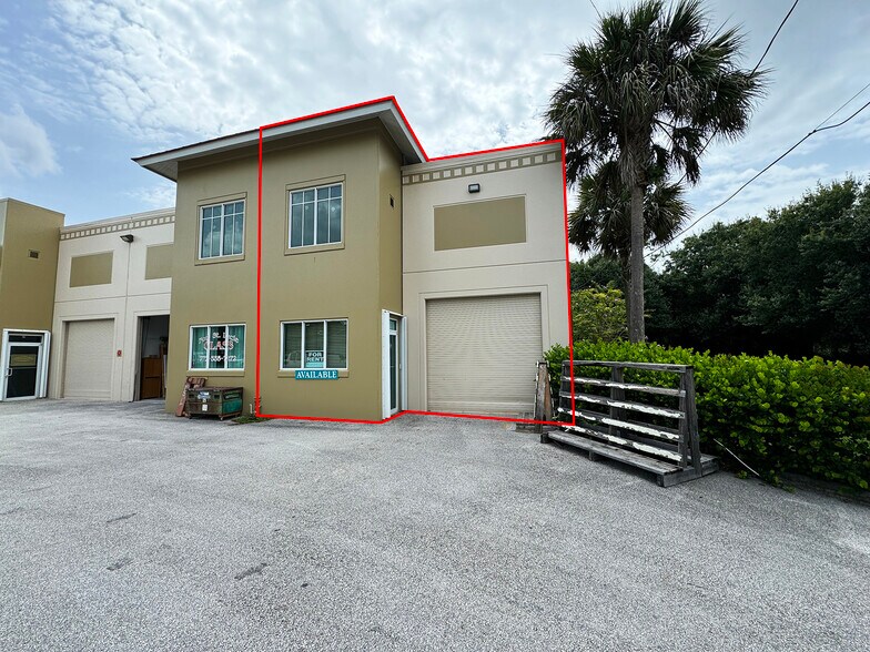 More Photos Of 1520 SE Niemeyer Cir, Port Saint Lucie Warehouse For Lease