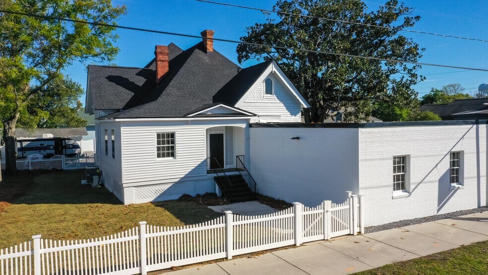 More Photos Of 700 W Garden St, Pensacola Freestanding For Lease