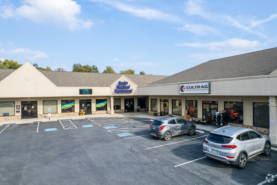 More Photos Of 10 Wingco Ln, Reading Storefront Retail Office For Lease