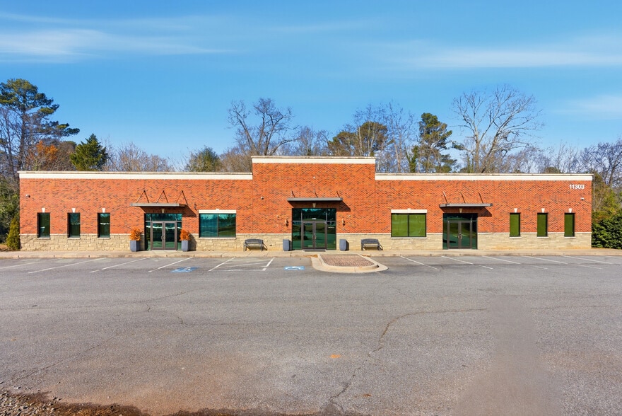 More Photos Of 11303 Highway 92, Woodstock Freestanding For Sale