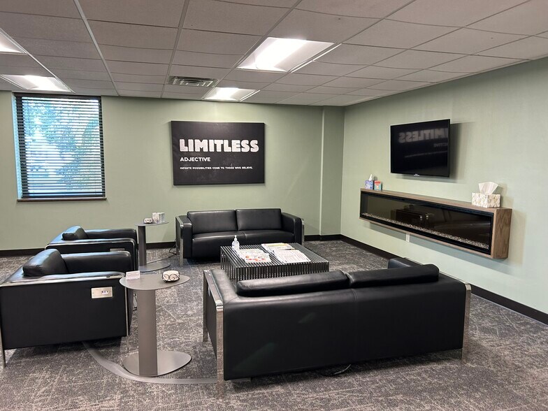 More Photos Of 302 S Bluemound Dr, Appleton Office For Sale