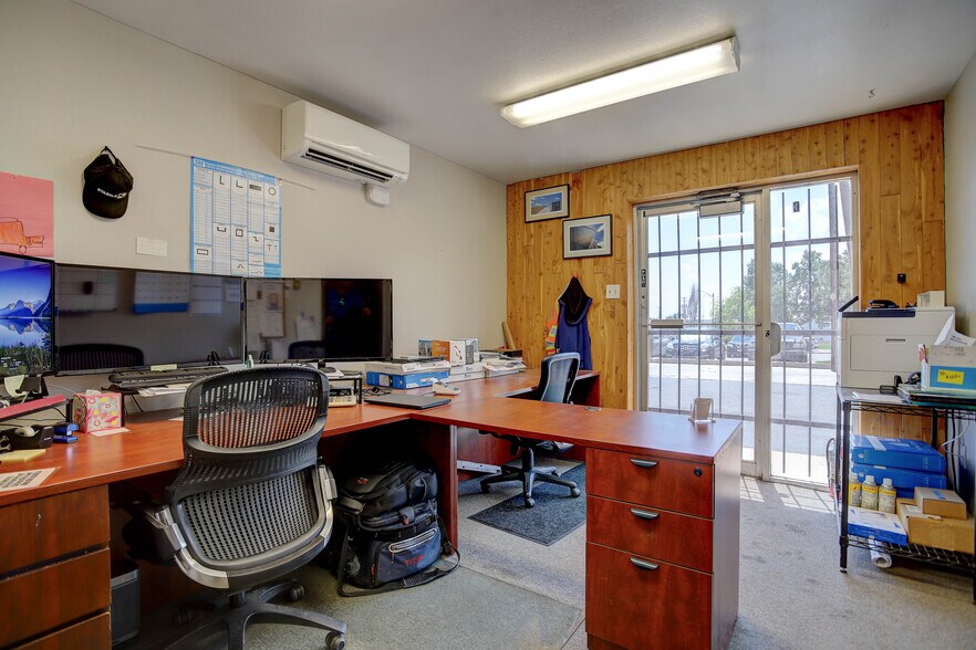 More Photos Of 5985 Lamar St, Arvada Warehouse For Lease