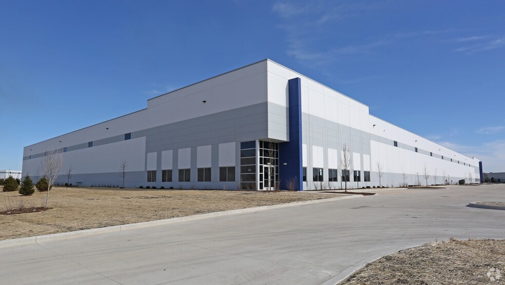 More Photos Of 1365-1395 Brewster Creek Blvd, Bartlett Distribution For Lease