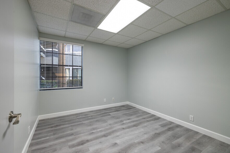 More Photos Of 2900 Bristol St, Costa Mesa Office For Sale