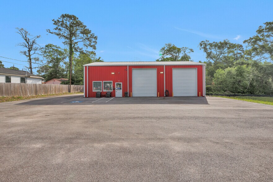 More Photos Of 1308 N Frazier St, Conroe Service For Sale