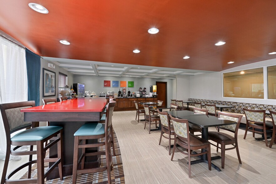 More Photos Of 3675 S 6th St, Springfield Hotel For Sale