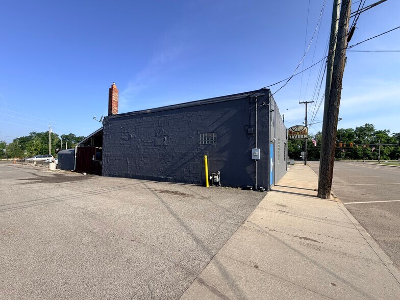 More Photos Of 46 S Leavitt Rd, Leavittsburg Bar For Sale