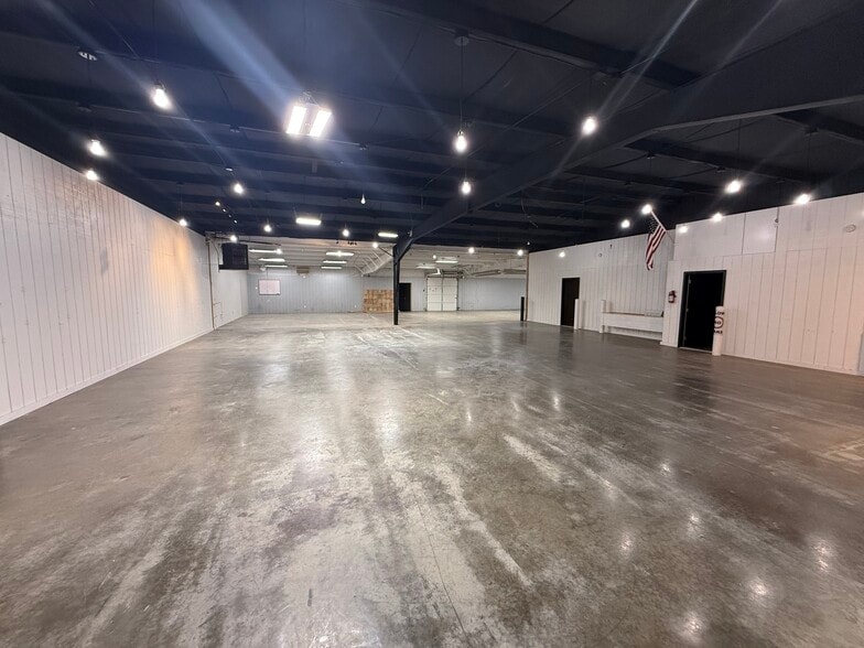More Photos Of 200 Industry Dr, Carlisle Warehouse For Lease