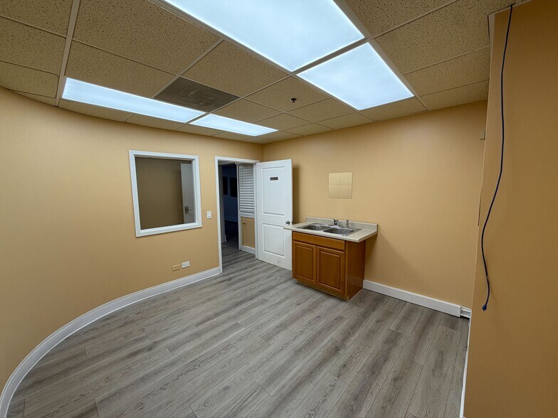 More Photos Of 1901 Raymond Dr, Northbrook Medical For Lease