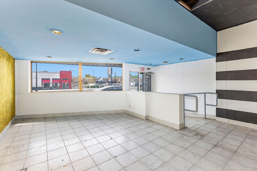 More Photos Of 4539 Montgomery Rd, Cincinnati Storefront Retail Residential For Lease