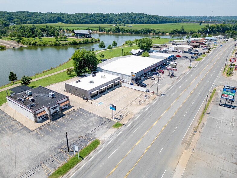 More Photos Of 1064 S Riverside Dr, Clarksville General Retail For Lease