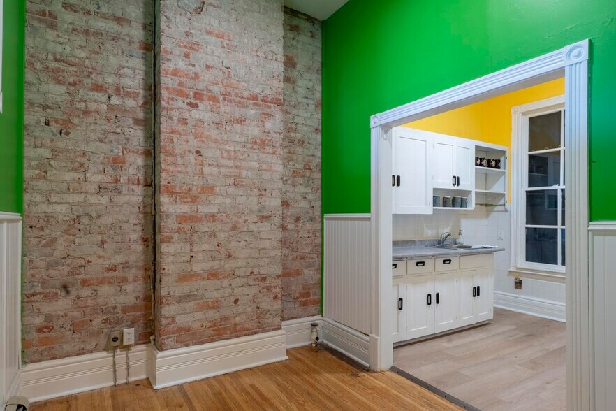 More Photos Of 21 Market Pl, Stratford Storefront Retail Residential For Sale