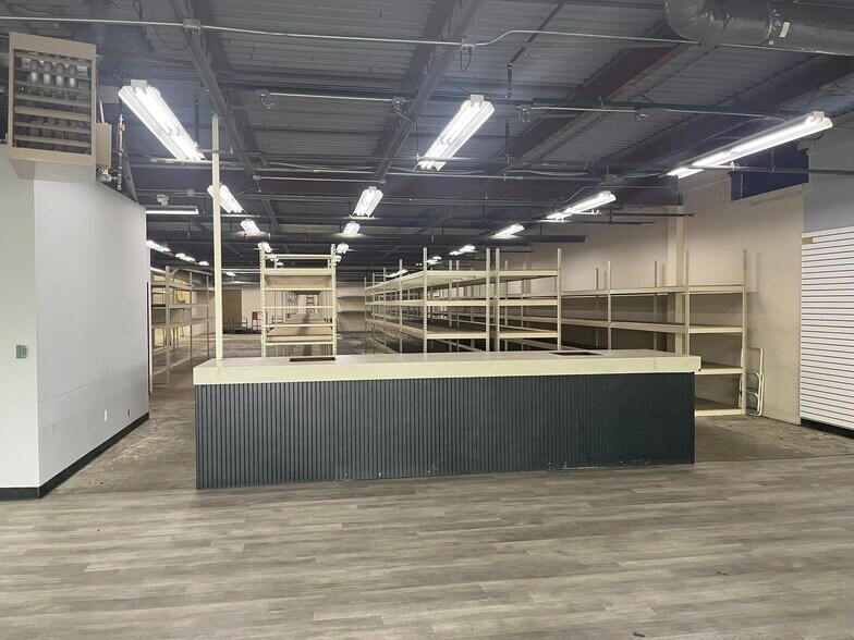 More Photos Of 190 E Maple Rd, Troy Warehouse For Lease