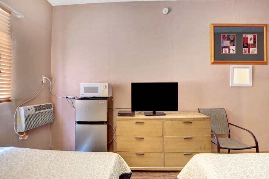 More Photos Of 115 W Gaviland St, Searchlight Hotel For Sale