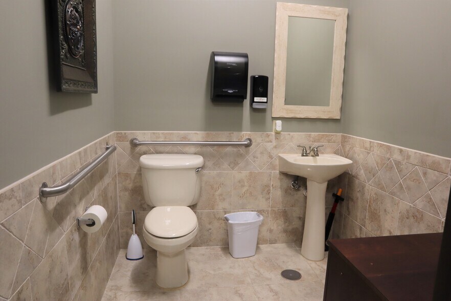 More Photos Of 9405 Huffmeister Rd, Houston Storefront Retail Office For Lease