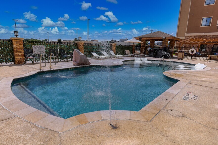 More Photos Of 4819 Canyon Lakes Trace Dr, Humble Hotel For Sale