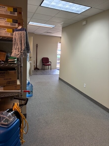 More Photos Of 160 S Turnpike Rd, Wallingford Light Distribution For Lease