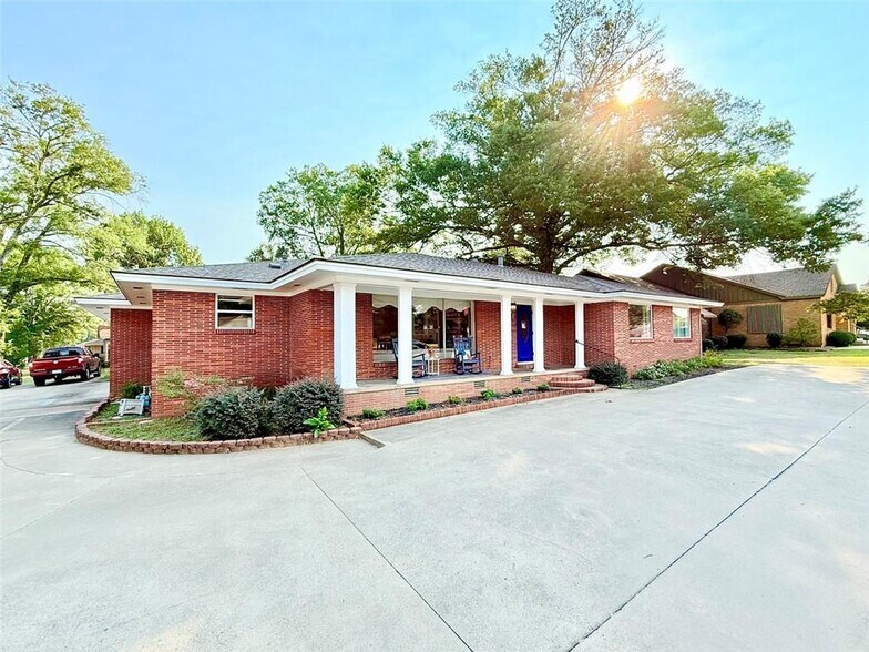 More Photos Of 2802 W Main St, Russellville Office For Sale