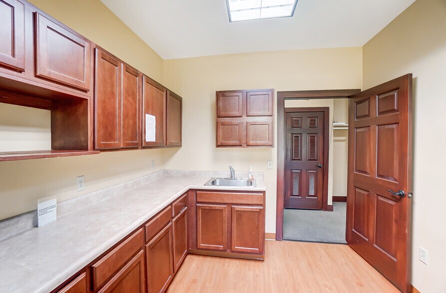 More Photos Of 3300 Philadelphia Dr, Dayton Medical For Sale