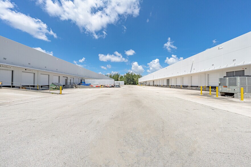 More Photos Of 6701 NW 7th St, Miami Warehouse For Lease