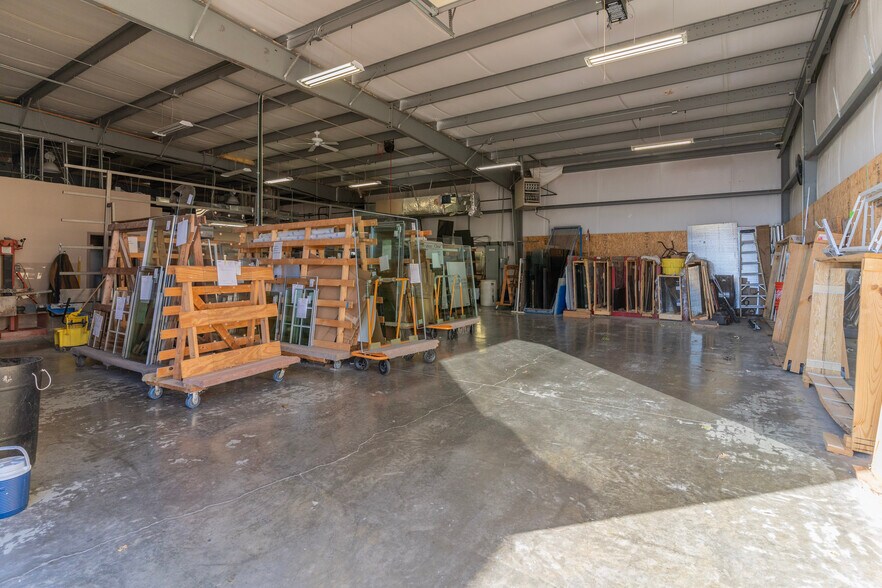 More Photos Of 1324-1328 SW Market St, Lee's Summit Warehouse For Lease
