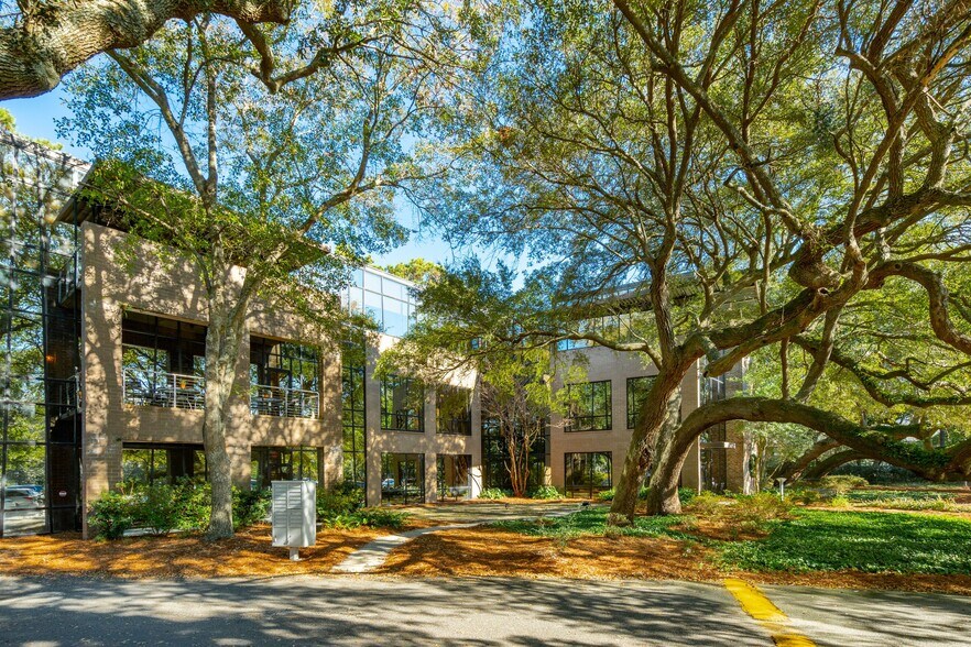 More Photos Of 710 Johnnie Dodds Blvd, Mount Pleasant Medical For Lease