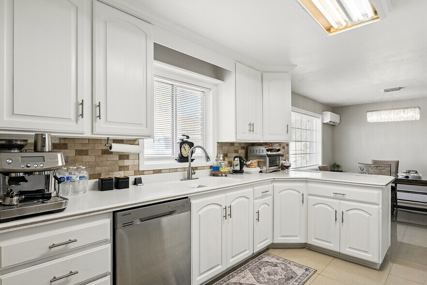 More Photos Of 91 E Main St, Bicknell Hotel For Sale