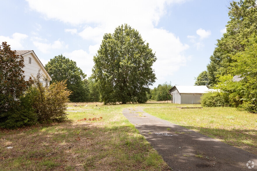 More Photos Of 237 W Plaza Dr, Mooresville Land For Lease