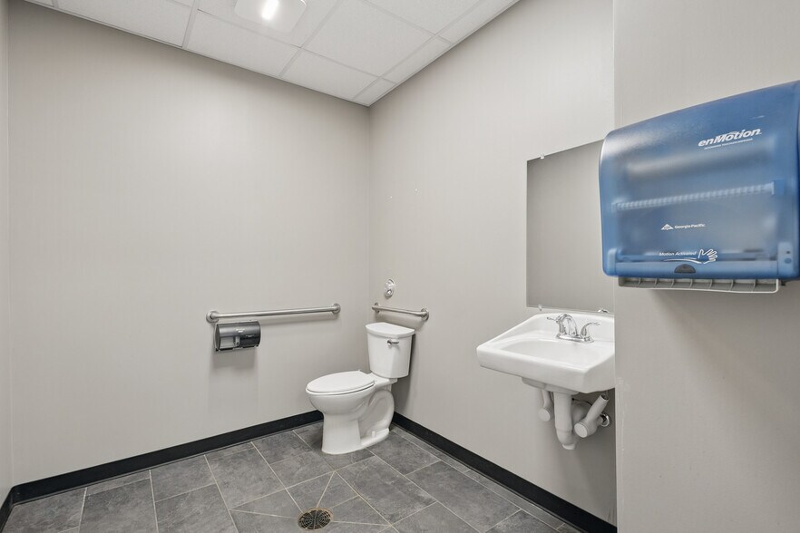 More Photos Of 581 E Cherry St, Troy Freestanding For Sale