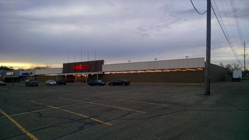 More Photos Of 300-499 Downtowner Plz, Coshocton General Retail For Sale