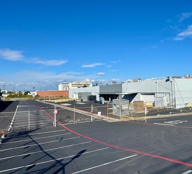 More Photos Of 1917-1921 E Mariposa Ave, El Segundo Warehouse For Lease