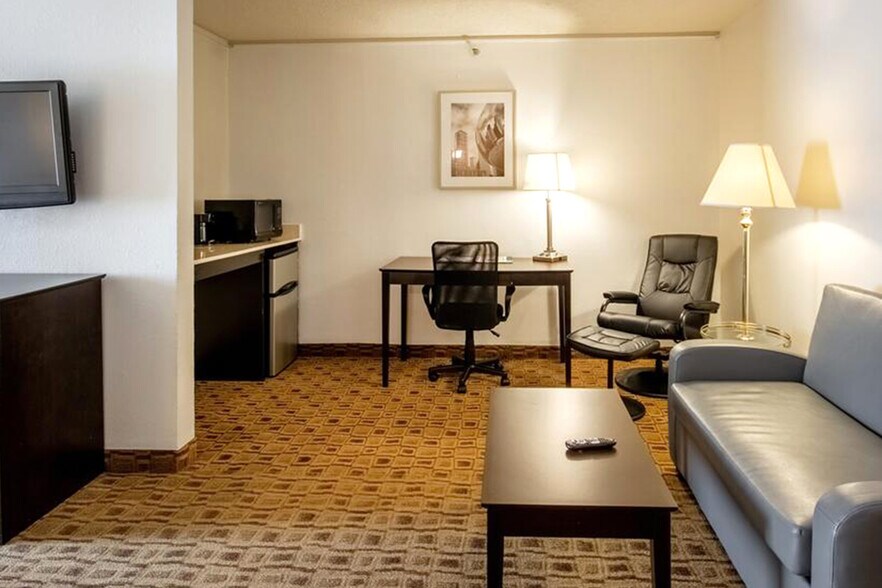 More Photos Of 658 S Westdale Dr, Wichita Hotel For Sale