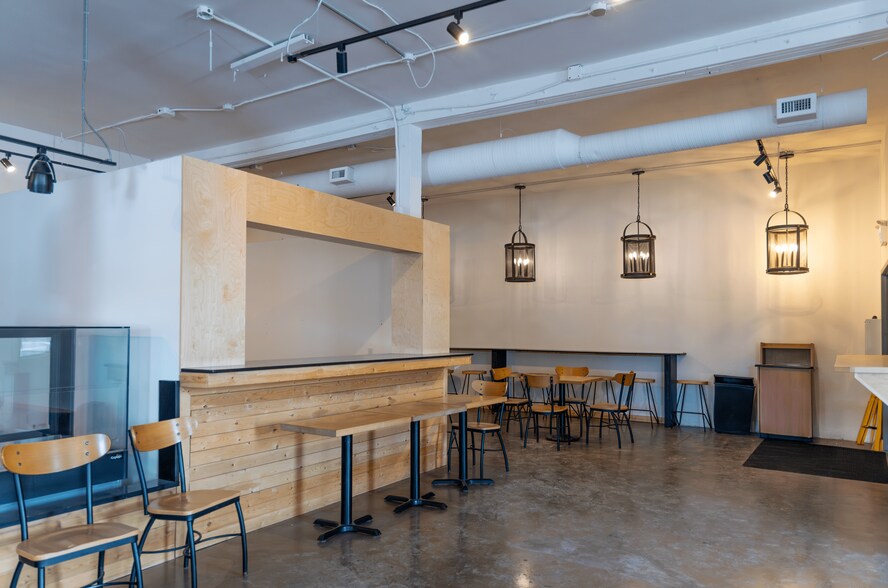 More Photos Of 417 Riverfront Av SE, Calgary Restaurant For Lease