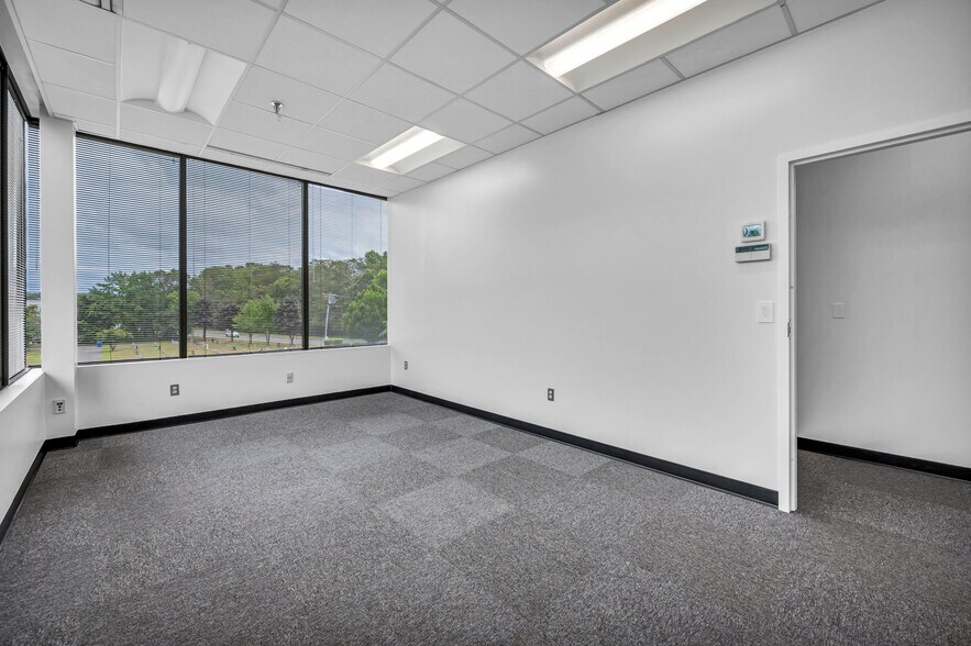 More Photos Of 290 Roberts St, East Hartford Office For Lease