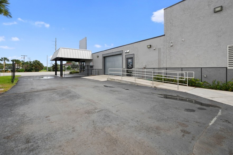 More Photos Of 1441 S Powerline Rd, Pompano Beach Auto Dealership For Lease