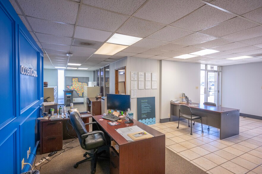 More Photos Of 3002 50th St, Lubbock Office For Sale