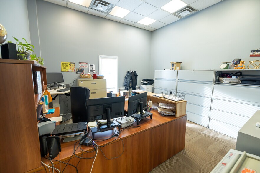 More Photos Of 1621 Se Summit St, Lee's Summit Light Distribution For Sale