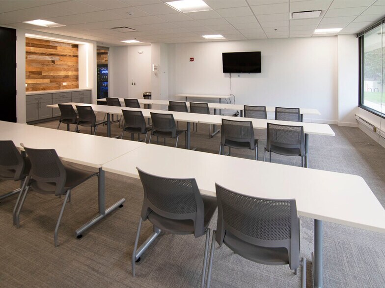More Photos Of 1821 Walden Office Sq, Schaumburg Office For Lease