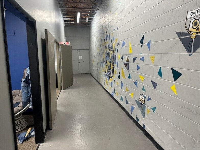 More Photos Of 455-457 S Dartmoor Dr, Crystal Lk, Crystal Lake Warehouse For Sale