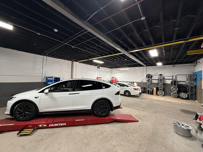More Photos Of 3724 10th St, Long Island City Warehouse For Lease