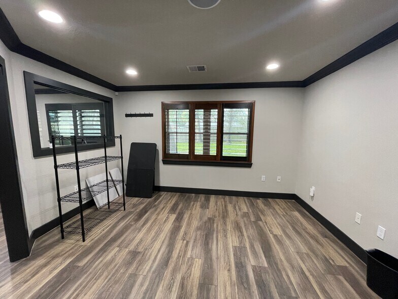 More Photos Of 408 Wilson Rd, Conroe Loft Creative Space For Sale